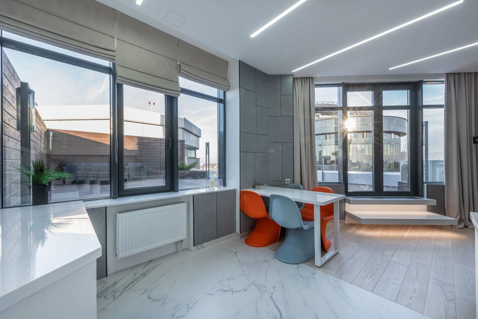 Interior contemporáneo con grandes ventanales y luz solar controlada