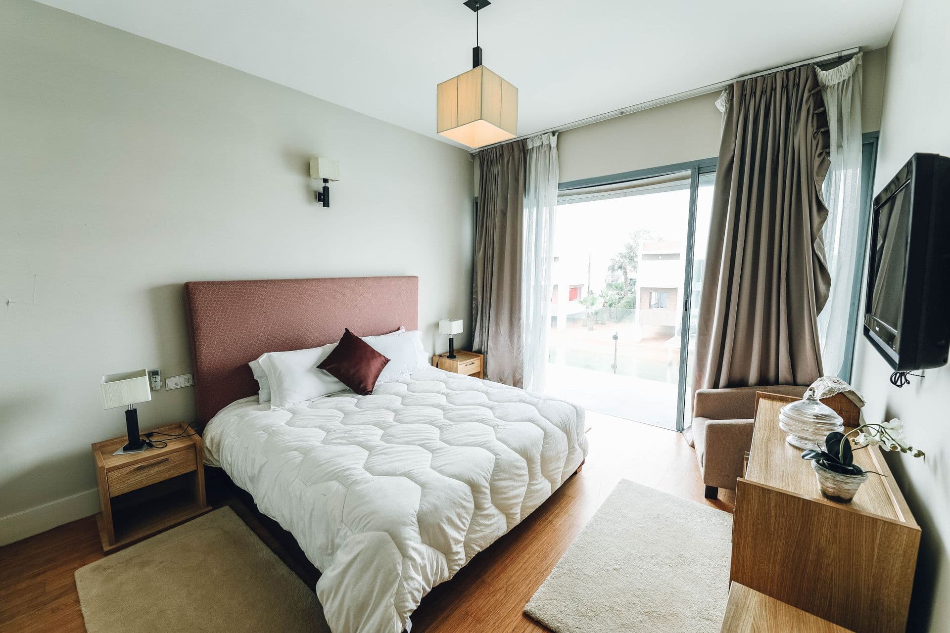 Dormitorio con puerta corredera vidriada hacia la terraza