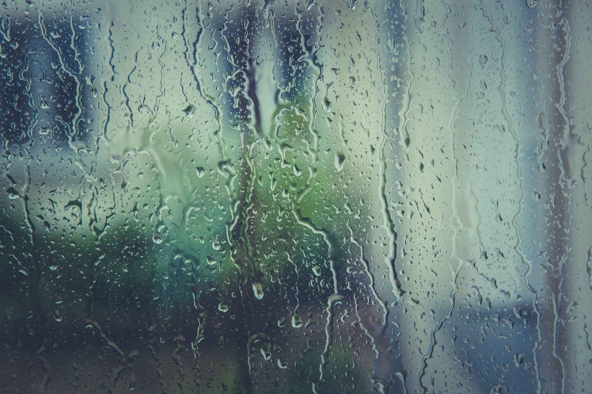 Gotas de lluvia sobre el vidrio de una ventana