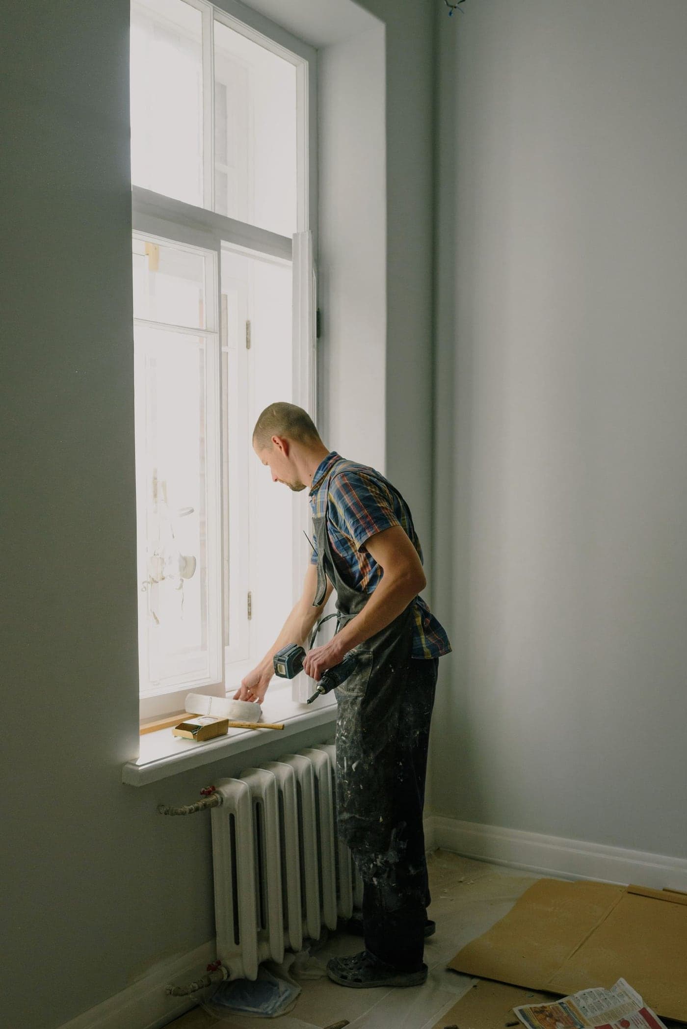 Técnico ajustando y reparando una ventana durante una mantención