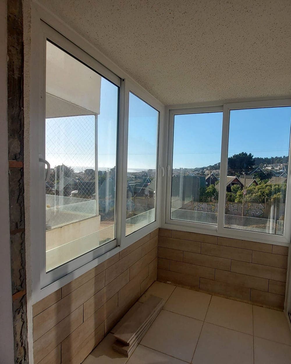 Terraza cerrada con ventanas PVC blancas y vista al mar en El Tabo
