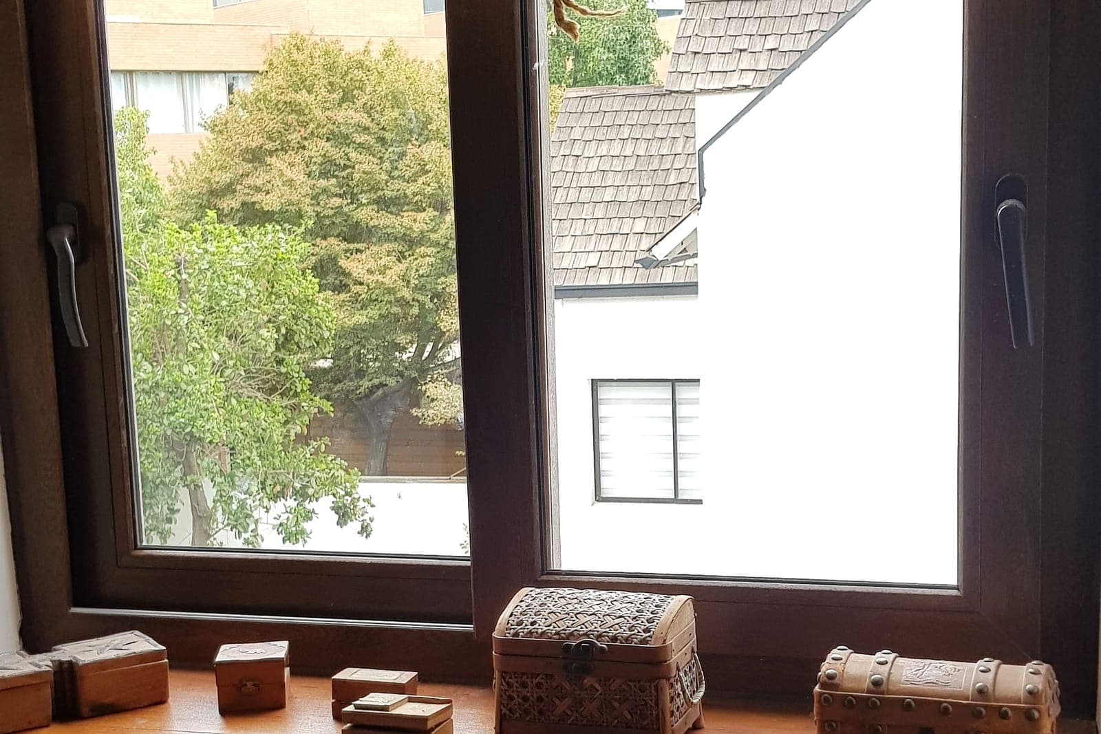 Ventanas PVC nogal con termopanel en una casa de Lo Barnechea