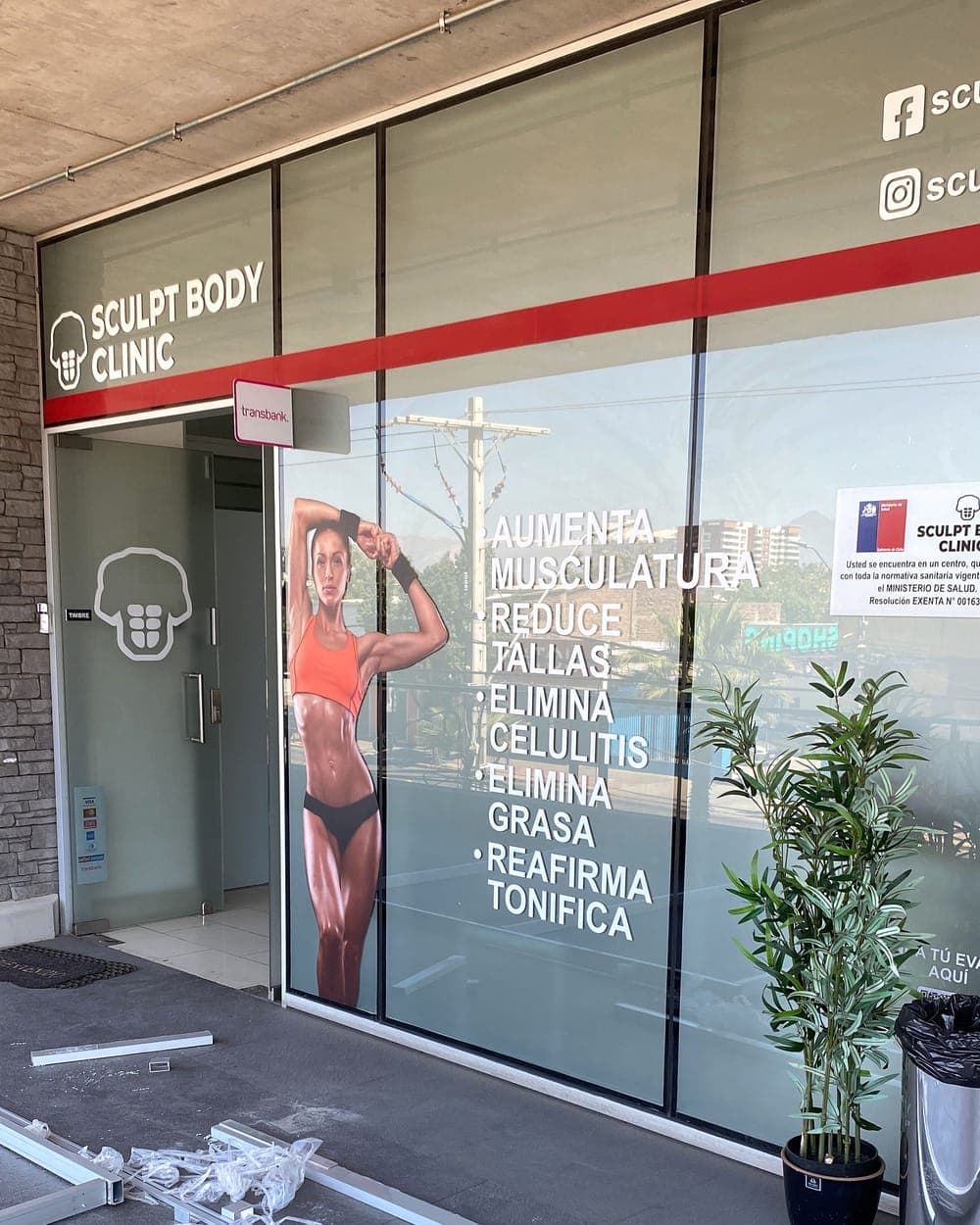 Fachada vidriada de Sculpt Body Clinic con cristales de piso a techo