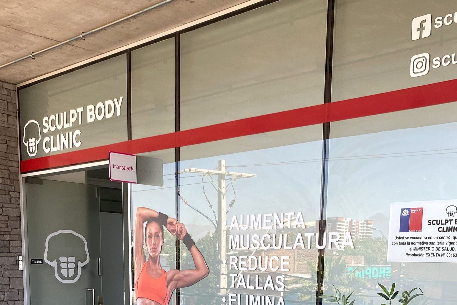 Fachada comercial con cristales templados de una clínica estética