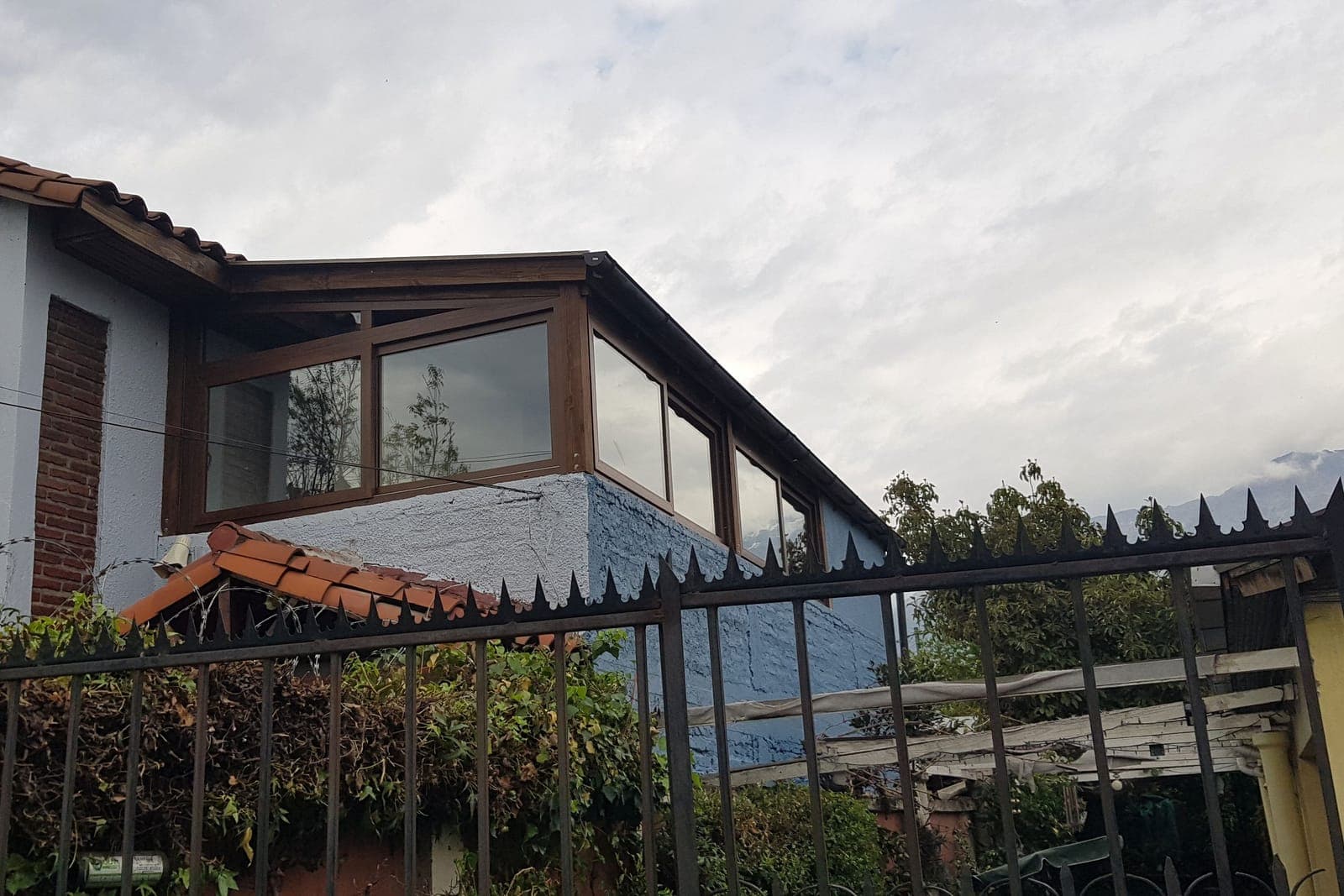 Ventanas continuas con termopanel bajo estructura de madera en La Reina