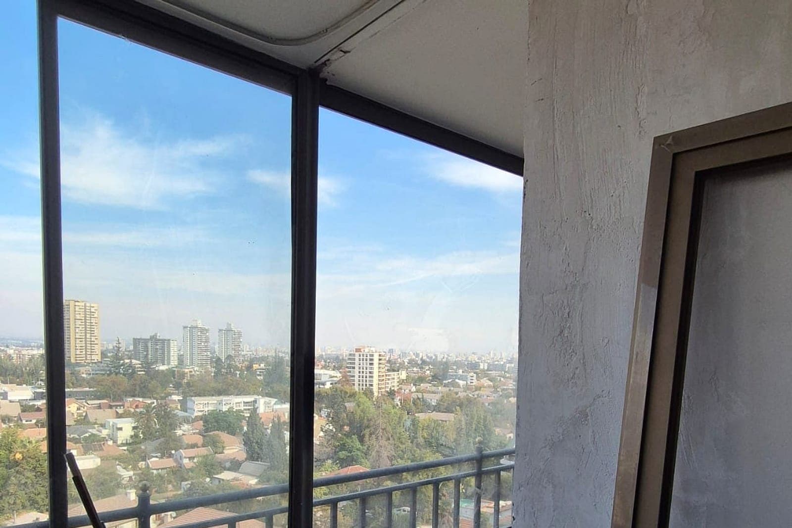 Ventanal de esquina con termopanel y vista a Santiago en Las Condes