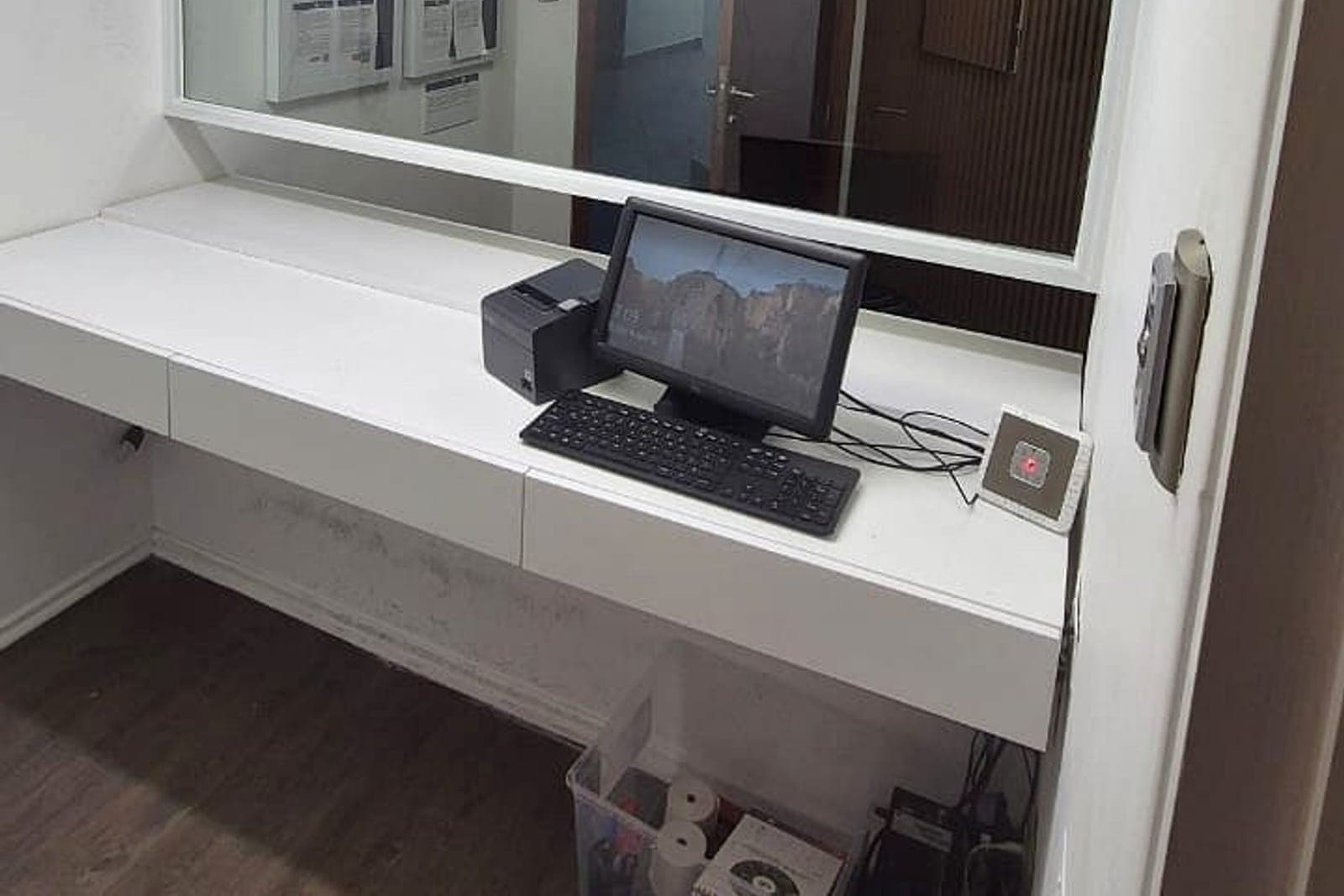 Ventanilla de atención con cristal templado en oficinas comerciales